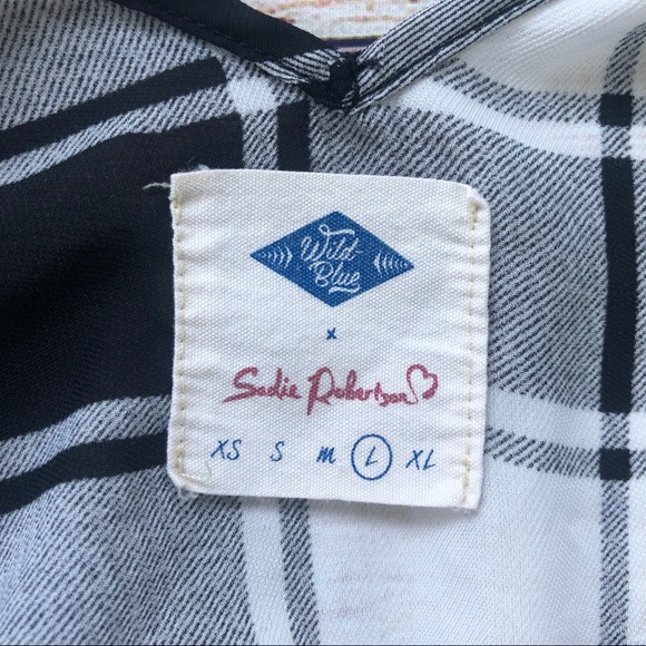 Wild Blue Sadie Robertson Woman's Top - Picture 7 of 8